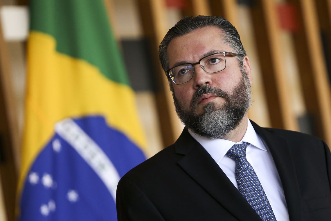 A política externa deve ser guiada pela fé cristã, defende Ministro